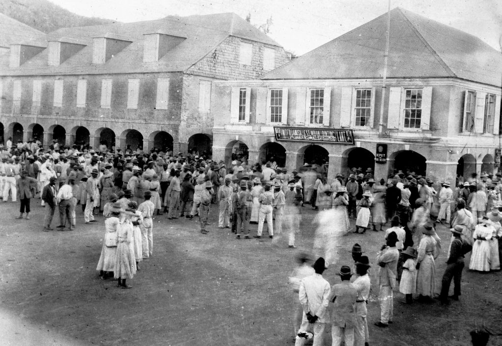 Folkemængde i 1916 ved The Heralds kontor i Kongensgade 1B i Christiansted på St. Croix.